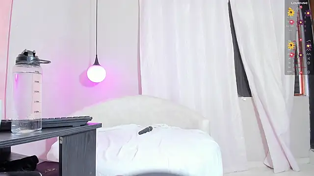 Snapshot of anna_lorenss chatting on October 28, 2025, 11:42 am anna lorenss online show from October 28, 2025, 11:42 am