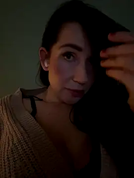 Snapshot of TildeLindwall chatting on December 4, 2024, 8:45 pm TildeLindwall online show from December 4, 2024, 8:45 pm