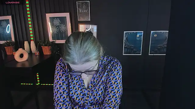 AlexandraKind online show from March 5, 2025, 12:11 pm