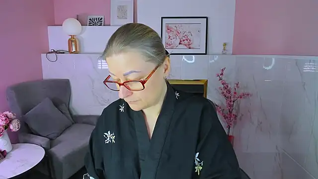 AlexandraKind online show from December 19, 2025, 1:35 pm