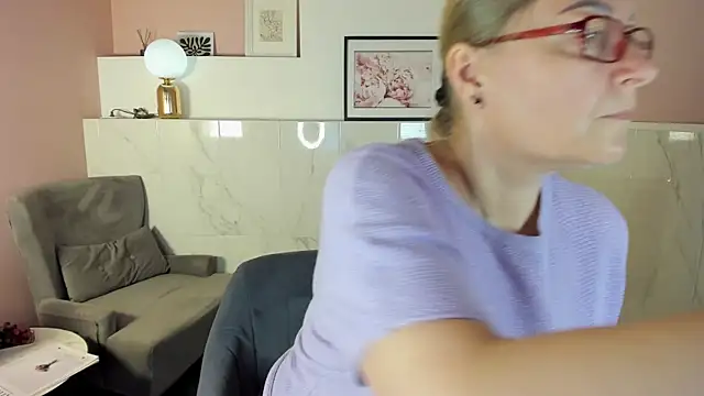 AlexandraKind online show from September 19, 2025, 1:37 pm