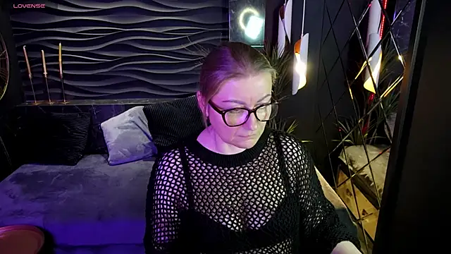 AlexandraKind online show from March 19, 2025, 4:45 pm