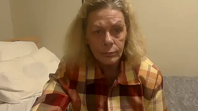 housewife shantie online show from October 22, 2025, 6:40 pm