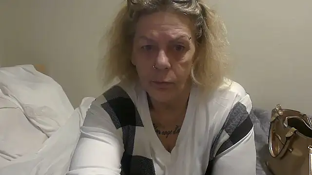 housewife shantie online show from October 10, 2025, 6:47 am