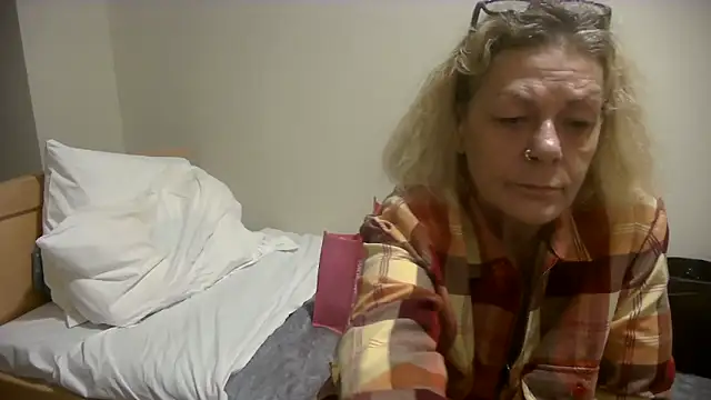 housewife shantie online show from October 23, 2025, 8:57 am