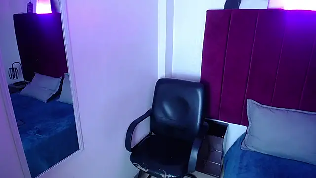 Kylee28 online show from February 13, 2025, 8:34 pm