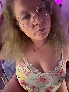 CurvyAnonymousGirl89 online show from April 13, 2026, 6:23 pm