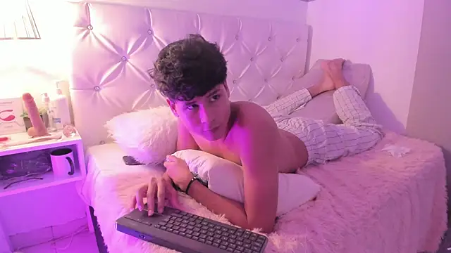 Snapshot of RaidenBoy1 chatting on January 25, 2025, 1:43 am RaidenBoy1 online show from January 25, 2025, 1:43 am