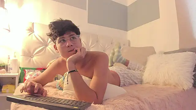 Snapshot of RaidenBoy1 chatting on January 24, 2025, 7:39 pm RaidenBoy1 online show from January 24, 2025, 7:39 pm