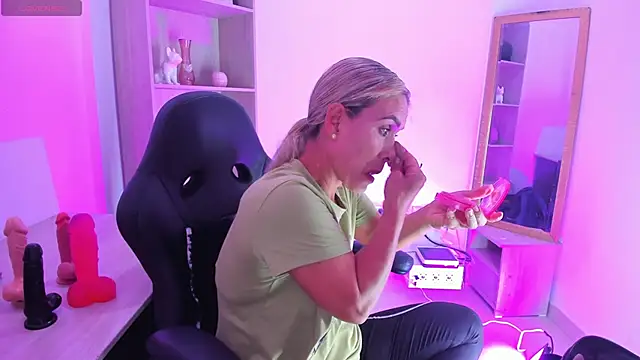 Snapshot of Evangeline_johns chatting on November 4, 2025, 8:01 pm Evangeline johns online show from November 4, 2025, 8:01 pm