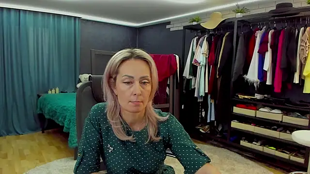 Julia Cherry  online show from April 4, 2026, 2:12 pm