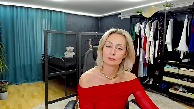 Julia Cherry  online show from May 31, 2026, 1:17 pm