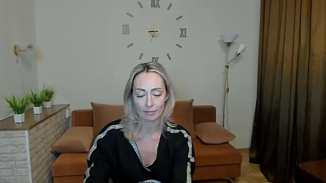 Julia Cherry  online show from January 12, 2025, 1:27 pm