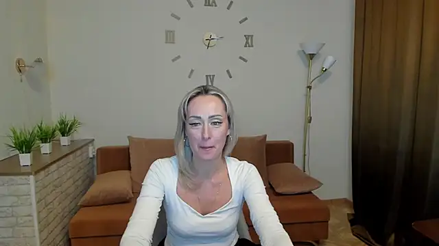 Julia Cherry  online show from January 22, 2025, 3:51 pm