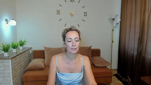 Julia Cherry  online show from January 26, 2025, 7:32 am