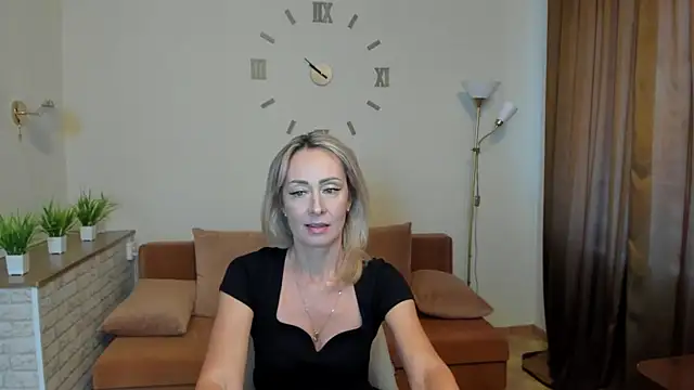 Julia Cherry  online show from January 24, 2025, 12:10 pm