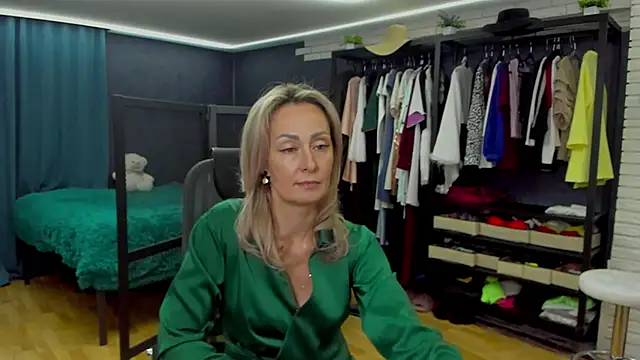 Julia Cherry  online show from November 26, 2025, 4:18 pm