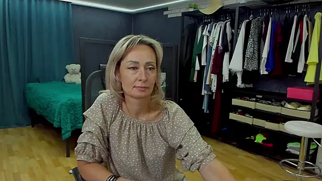 Julia Cherry  online show from December 2, 2025, 12:51 pm