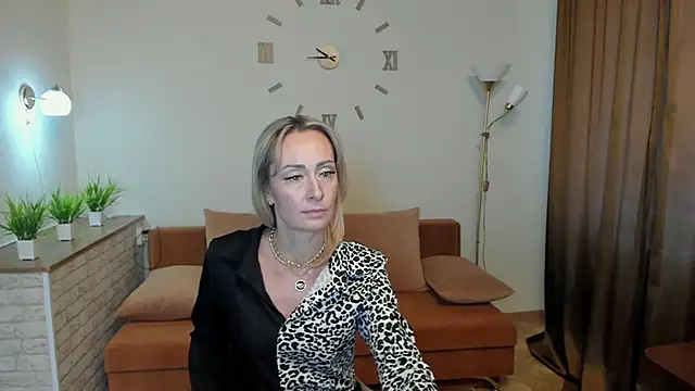Julia Cherry  online show from January 25, 2025, 12:16 pm