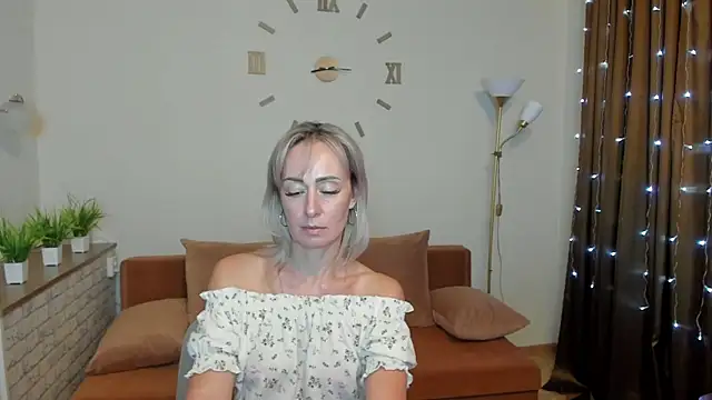 Julia Cherry  online show from January 7, 2025, 1:46 pm