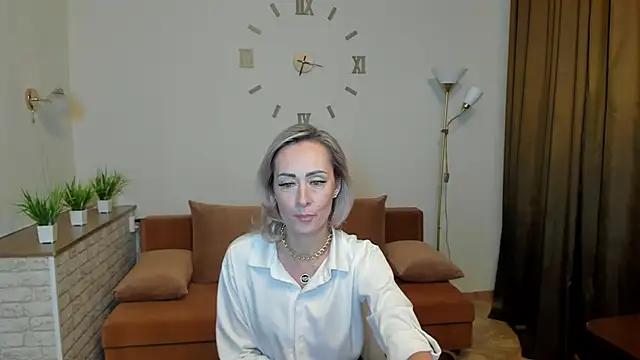 Julia Cherry  online show from January 16, 2025, 3:45 am