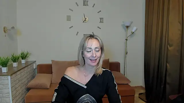 Julia Cherry  online show from January 24, 2025, 3:13 pm