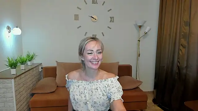 Julia Cherry  online show from January 17, 2025, 12:42 pm