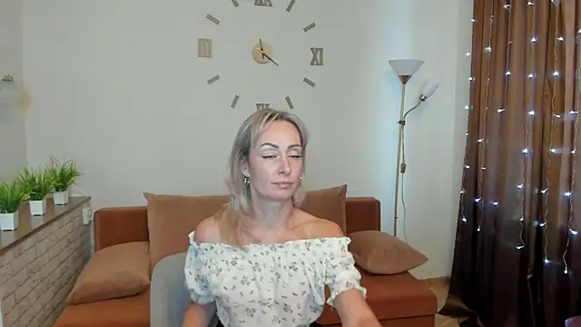 Julia Cherry  online show from January 7, 2025, 10:44 am