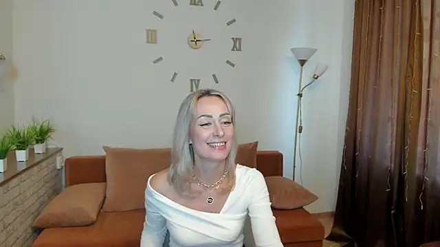 Julia Cherry  online show from January 8, 2025, 10:48 am