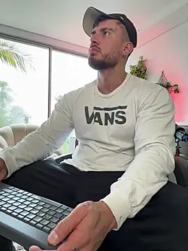 DimitriSullivan  online show from December 5, 2025, 1:43 pm