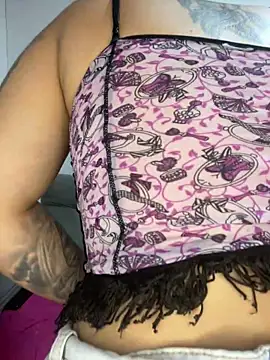 Snapshot of Leyna_Kenet chatting on February 4, 2025, 12:29 am Leyna Kenet online show from February 4, 2025, 12:29 am