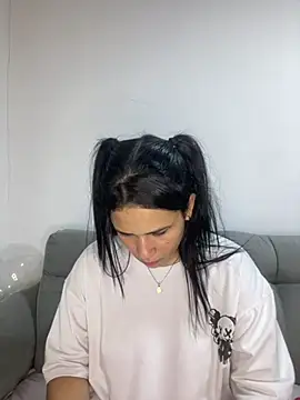 Snapshot of Leyna_Kenet chatting on December 20, 2024, 5:14 am Leyna Kenet online show from December 20, 2024, 5:14 am