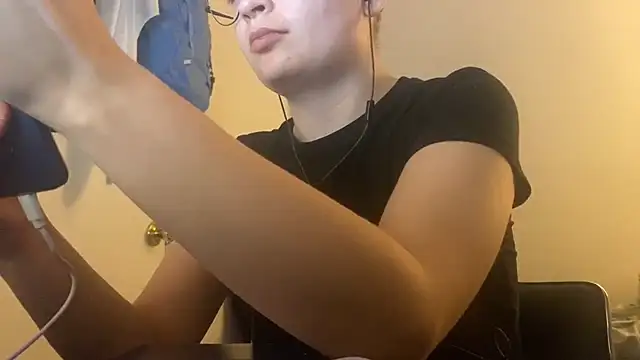 Snapshot of livcutebaby chatting on December 23, 2024, 3:07 am livcutebaby online show from December 23, 2024, 3:07 am