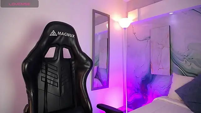 Aniie Doll online show from April 9, 2026, 8:26 pm