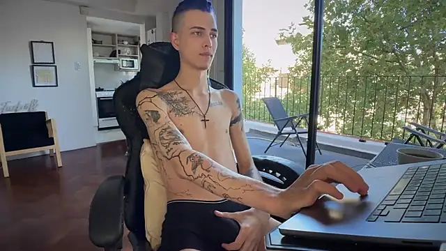 Den BlueXx online show from April 4, 2026, 7:53 pm