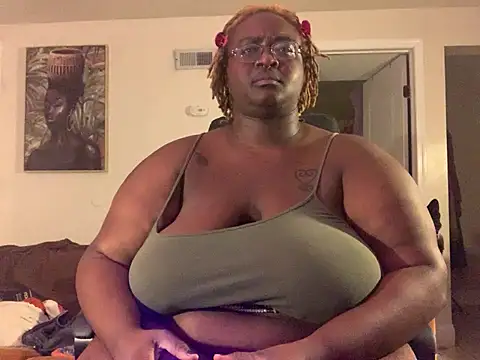 BigKittyRaven online show from January 12, 2025, 2:03 am