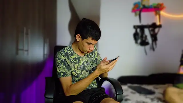 Snapshot of Nymphobuddies chatting on February 26, 2025, 9:20 pm Nymphobuddies online show from February 26, 2025, 9:20 pm