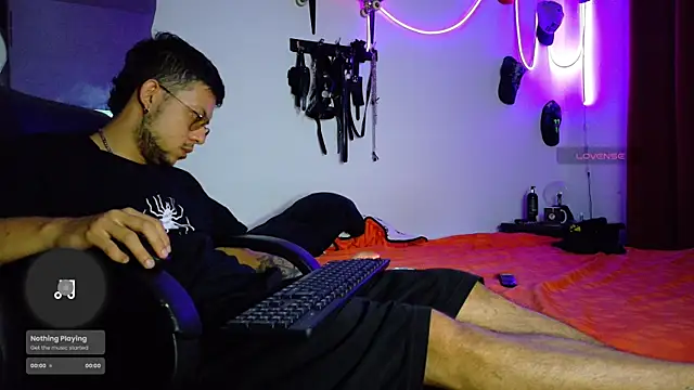 Snapshot of Nymphobuddies chatting on March 3, 2025, 4:43 am Nymphobuddies online show from March 3, 2025, 4:43 am