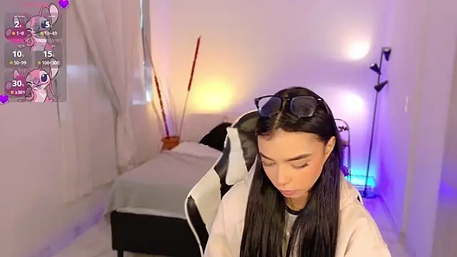 Snapshot of AnabelWolf chatting on October 27, 2025, 4:30 pm AnabelWolf online show from October 27, 2025, 4:30 pm