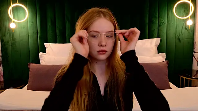 Snapshot of MichelleReid chatting on March 20, 2025, 3:13 am MichelleReid online show from March 20, 2025, 3:13 am