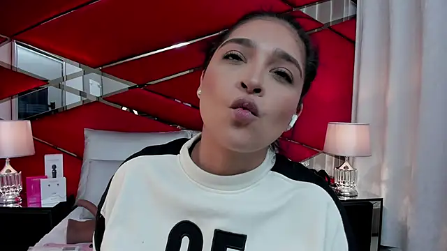 Snapshot of AdeleGray chatting on October 25, 2025, 12:17 pm AdeleGray online show from October 25, 2025, 12:17 pm