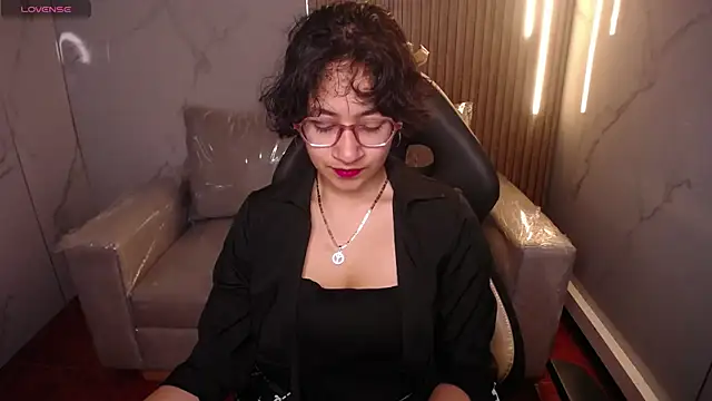 Lili Gomez  online show from November 21, 2025, 1:43 pm