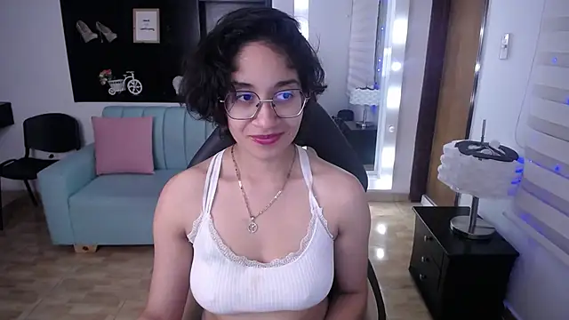 Lili Gomez  online show from March 11, 2025, 5:02 pm