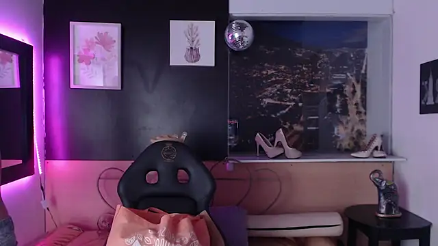 Lili Gomez  online show from October 31, 2025, 4:47 pm