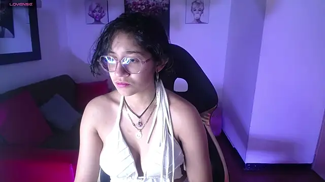 Lili Gomez  online show from September 29, 2025, 1:06 pm