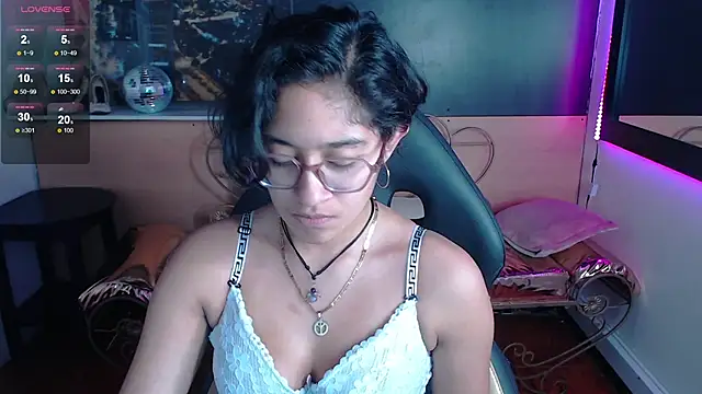 Lili Gomez  online show from October 2, 2025, 1:25 pm