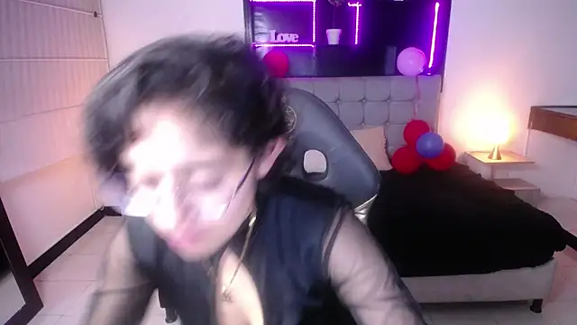 Lili Gomez  online show from March 3, 2025, 1:01 pm