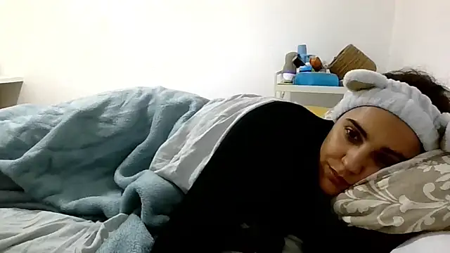 Ursumi1 online show from November 3, 2025, 2:42 pm