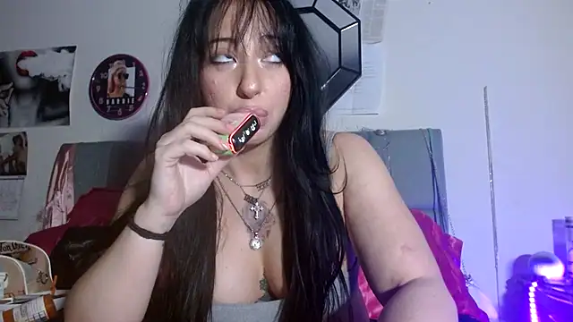 Snapshot of Hollyhudson123 chatting on December 9, 2024, 5:18 am Hollyhudson123 online show from December 9, 2024, 5:18 am