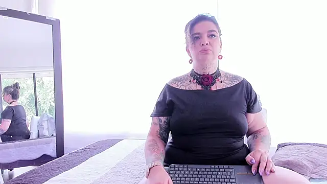 poisson ivy online show from November 18, 2025, 7:50 pm